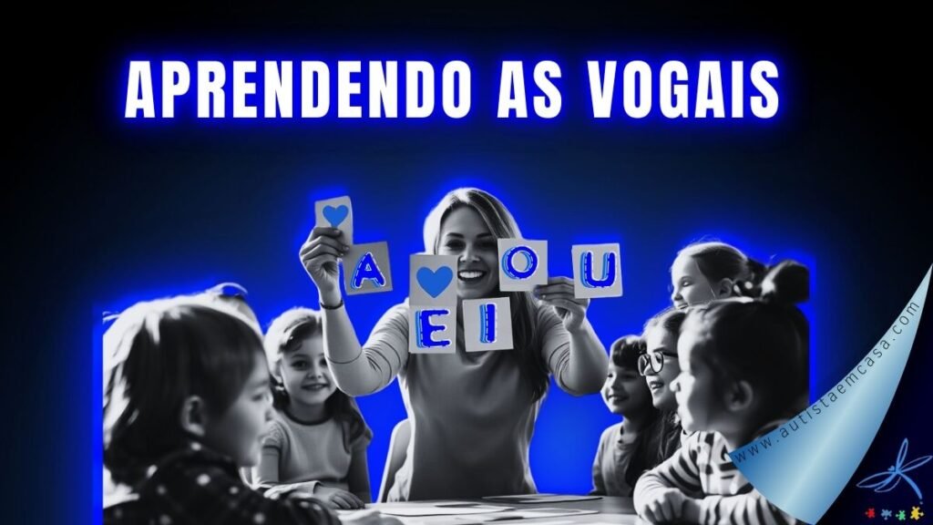 Imagem azul royal em degradê com preto. Ao centro imagem preto e branco, uma professora rodeada de 6 crianças felizes, observando cards com as vogais A, E, I, O, U Aprendendo as Vogais: A, E, I, O, U | Alfabetização Infantil e Educação Especial