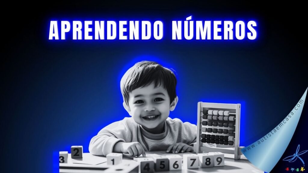 Imagem azul royal em degradê com preto. Ao centro imagem preto e branco, um menino branco de cabelos lisos e negros, sorrindo olhando para a camera, e na mesa a sua frente um ábaco e varios cubos com números, Aprendendo números de 1 a 10