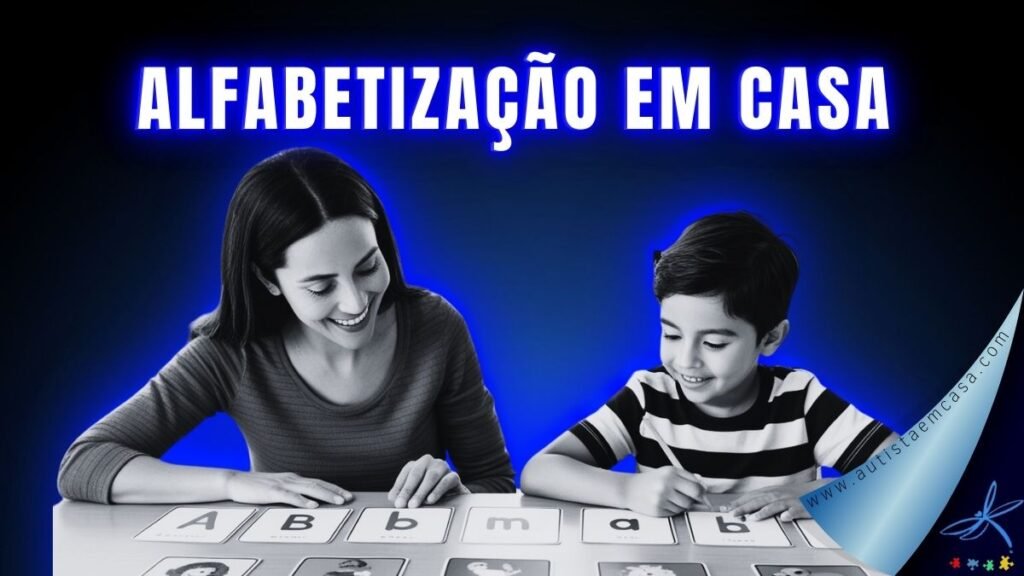 Imagem preto e branco de uma mãe e seu filho sentados a uma mesa estudando juntos. Na mesa, há cards com letras do alfabeto e imagens que começam com essas letras, como 'A' e uma maçã. Fndo da imagem azul royal e preto. Alfabetização de Crianças Autistas: Dicas Práticas de Mãe pra Mãe